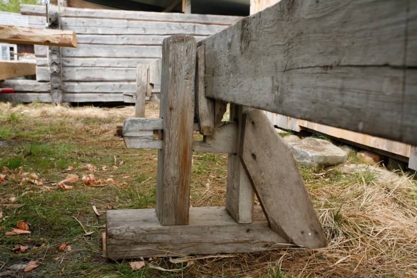 Det er også skråband på tvers for å gjere føtene stødigare. Foto: Siv Holmin