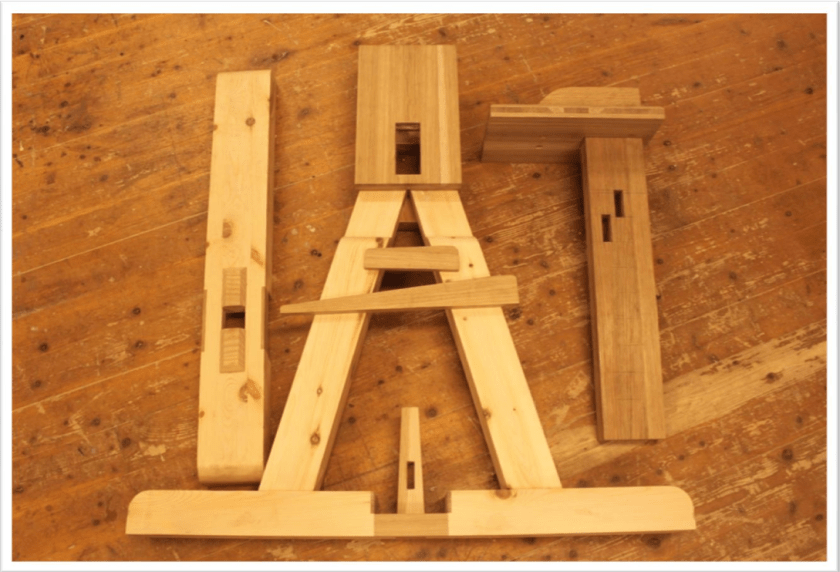 Delene til ein skottbenkfot i demontert stand. Foto: Rasmus Skrydstrup