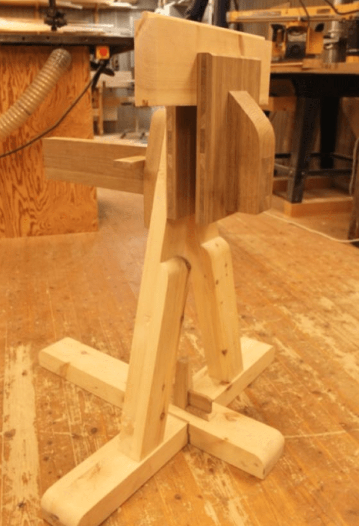 Den ene skottbenkfoten er ferdig. Den kan brukes som  klemme for å holde ulike saker når den ikke er i bruk som skottbenk. Foto: Rasmus Skrydstrup