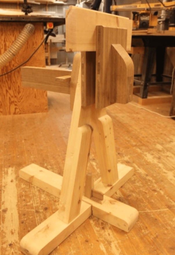 Den ene skottbenkfoten er ferdig. Den kan brukes som  klemme for å holde ulike saker når den ikke er i bruk som skottbenk. Foto: Rasmus Skrydstrup