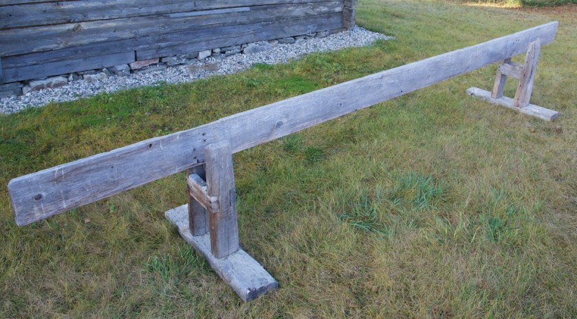 Skottbenken på museet i Karasjok. Langbordet er 4.5 meter langt og 3,5 x 20 cm i rota og 3,5 x 17,5 cm i toppenden. Benken er ca 63 cm høg frå marka og opp til overkant av langbordet. Foto: Roald Renmælmo