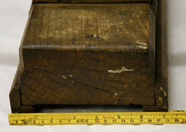 Strykehøvelen på Osterøy museum med målestokk på breidda. Høvelen har påsette lister som djubdestopp. Foto: Roald Renmælmo