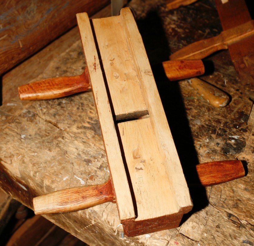 Undersida av skottoksen. Høvelen er laga av bjørk. Det er gjort eit særs fint arbeid med denne. Foto: Roald Renmælmo