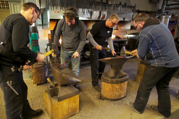 Smiing av høvelstål i smia på NDR. Foto: Roald Renmælmo