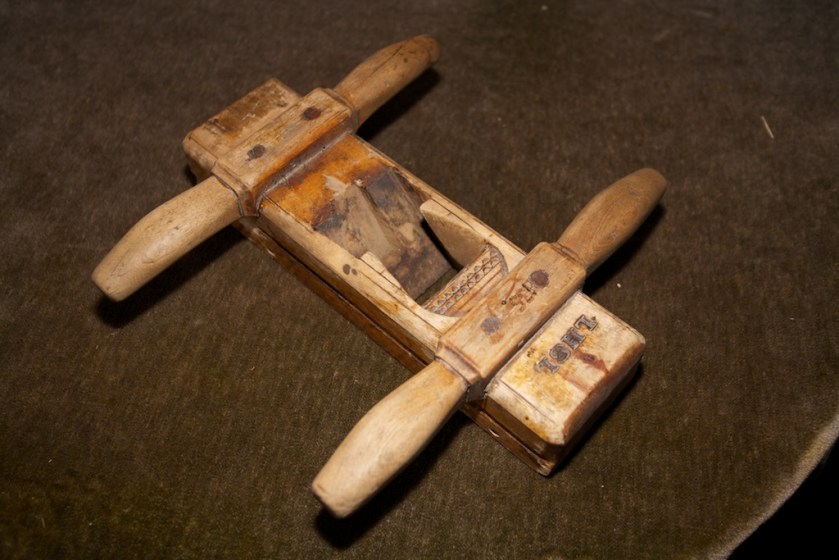 Her er ein okshøvel frå garden Krokstad i Bardu i Troms. Høvelen ser ut som ein vanleg okshøvel og har nok vore brukt som det store delar av tida. Foto: Roald Renmælmo