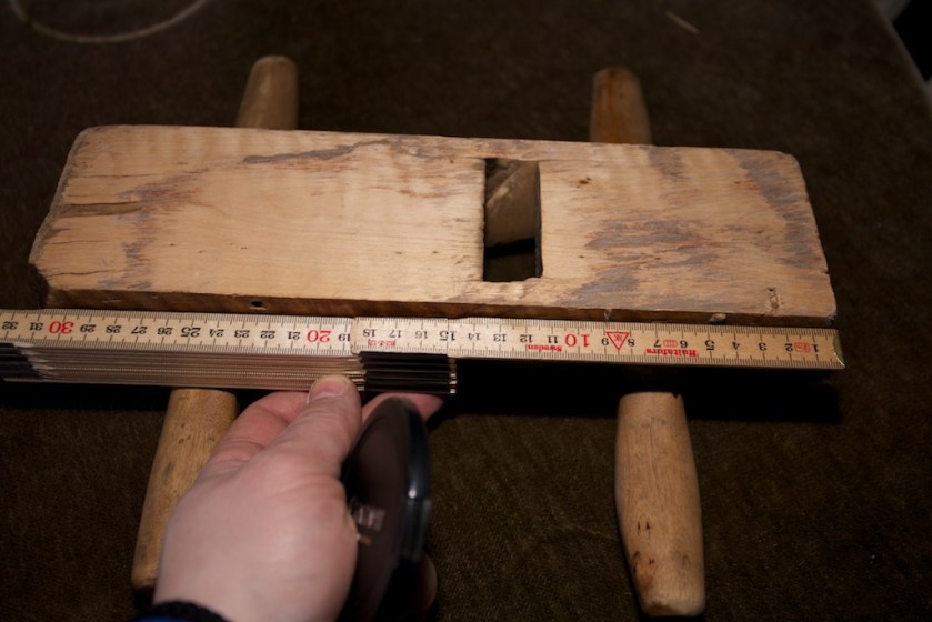 Solen av okshøvelen frå Krokstad i Bardu. Høvelen er 12" (norske tommar) lang som er vanleg lengd på ein skrubbokse.  På okshøvlar som har hatt påsette meiar som er nagla eller stifta så ser ein som regel hol langs kanten av solen etter det. Her er det ikkje spor etter slike. Foto: Roald Renmælmo