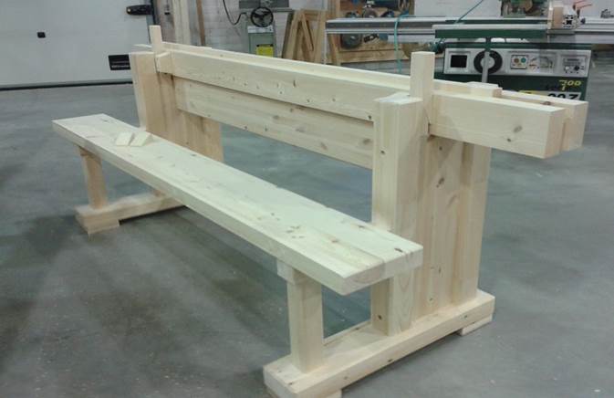 Skottbenken til Ellev Steinsli. Den eine delen av benken er ein vanleg skottbenk med kilestramming og er egna til skyting av kantar på ramtre og pløyge for fyllingane. Den andre delen er ein lågare benk som passar for å legge sidestykka av ramtreet på for å tappe ut tapphola. Då er det godt å kunne sitje på emna. Foto: Ellev Steinsli