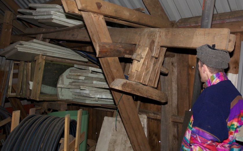 Oddmund Aarø studerer den gamle skottbenken på Krokstad i Bardu. Foto: Roald Renmælmo