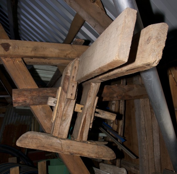 Skottbenken på Krokstad i Bardu. Foten til venstre er tappa gjennom fotstokken. Foten til venstre er tappa ned i eit litt romt hol og har litt å gå på for stramming. Begge langborda har marg ut. Foto: Roald Renmælmo