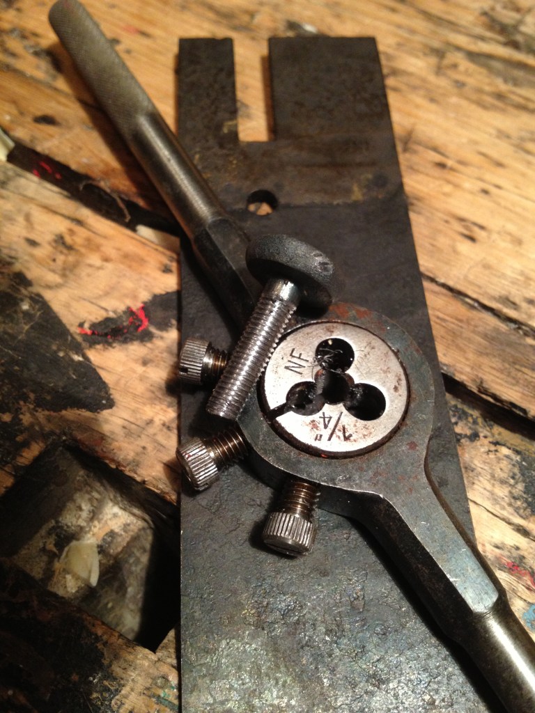 Mattias smidde emnet til skruve som eg fekk med meg heim til Målselv. Her gjenga eg opp emnet med ein gjengebakke som skjer gjengar. Dette er nok litt meir moderne enn på originalen men det gjer nytta. Foto: Roald Renmælmo