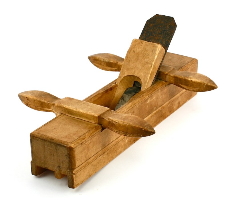 Golvplog til not. Denne er frå verktøyet i kista etter snikkaren Knut Larsen Høis, Høs-Knut. Foto: Roald Renmælmo