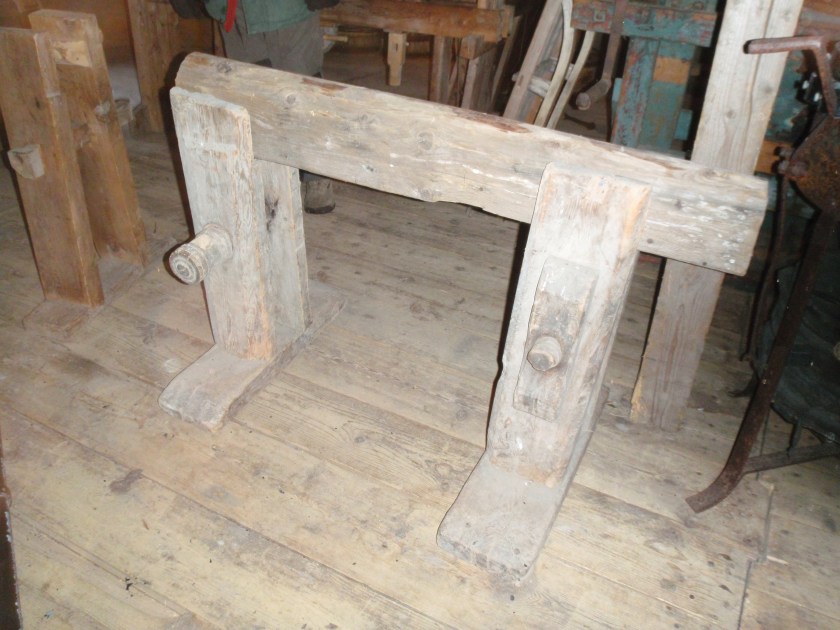 Den eine av bukkane eg fekk bilete av. Denne kan likne veldig på ein skottbenk men med berre eitt veldig kort langbord. Foto: Lars Aasdøl