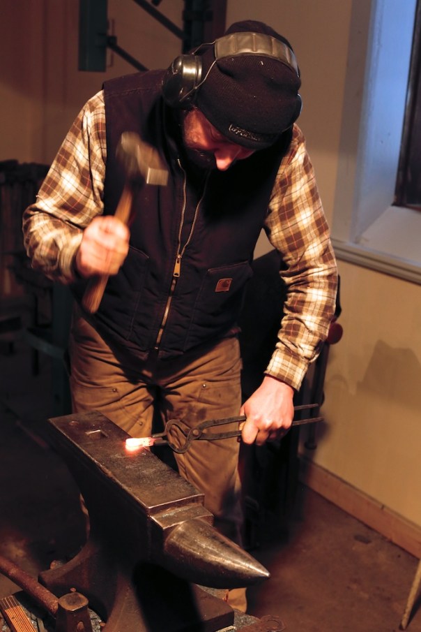 Smeden Mattias Helje smir høvelstål til golvplogar. Foto: Roald Renmælmo