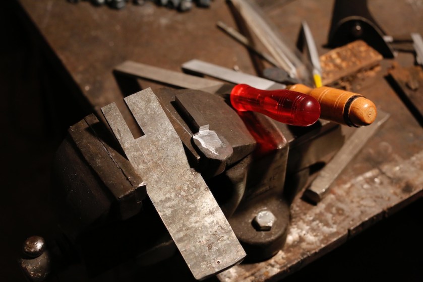 For å få nøyaktig tilpassing av høvelståla merka eg opp og filte til forma. Grovfilinga før herding og nøyaktig finpuss etter herding. Herda stål er hardt å file så det gjer ein minst mogleg. Foto: Roald Renmælmo