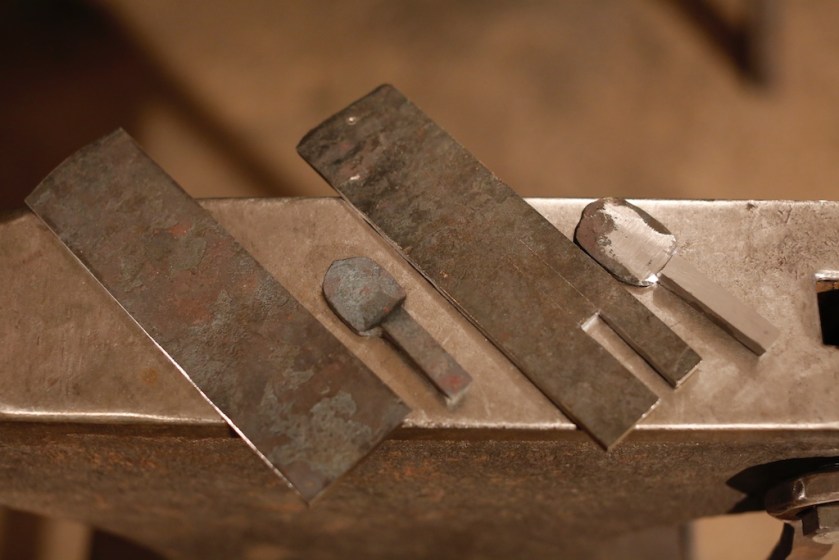 Å hogge ut ei nøyaktig spalte i hovudstålet er eit krevjande arbeid. Vi grovslipte denne før herding. Her ligg delane til ståla til ploghøvlane. Foto: Roald Renmælmo