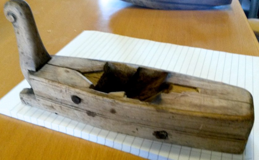 Også på Kongsberg er det båtforma høvlar. Denne er frå samlinga til bygningsvernsenteret på Kongsberg. Foto: Jarle Hugstmyr