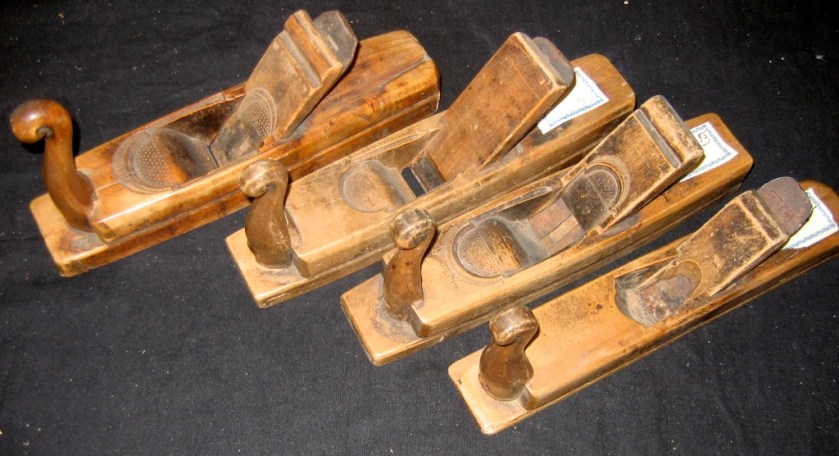 Høvlane etter snikkaren  Carl Johnsen Svanajord (d. 1799) frå Kvitseid i Telemark. Tre av desse fire er båtforma. Foto: Jarle Hugstmyr