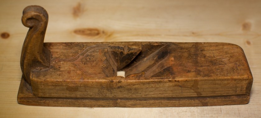 Denne høvelen kjem truleg frå Valdres. Stokken er 10 ¼"  (26,8 cm) lang og truleg av ask. Stokken er 63 mm brei på midten og 58 mm bak. Stålet har vore 1 ⅞" bredt. Foto: Roald Renmælmo