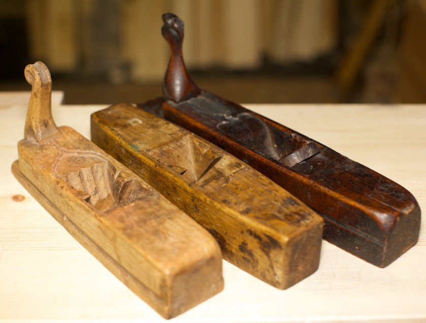 Frå venstre, høvel frå Valdres, frå Hardanger og frå Telemark. Alle har båtforma stokk. Høvlane er frå eiga samling. Foto: Roald Renmælmo