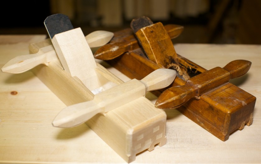 Den eine plogen er ferdig, nothøvelen. Han har fått stempel med mine bokstavar men har ikkje fått sin ferniss og er såleis ikkje heilt klar til bruk. Foto:  Roald Renmælmo