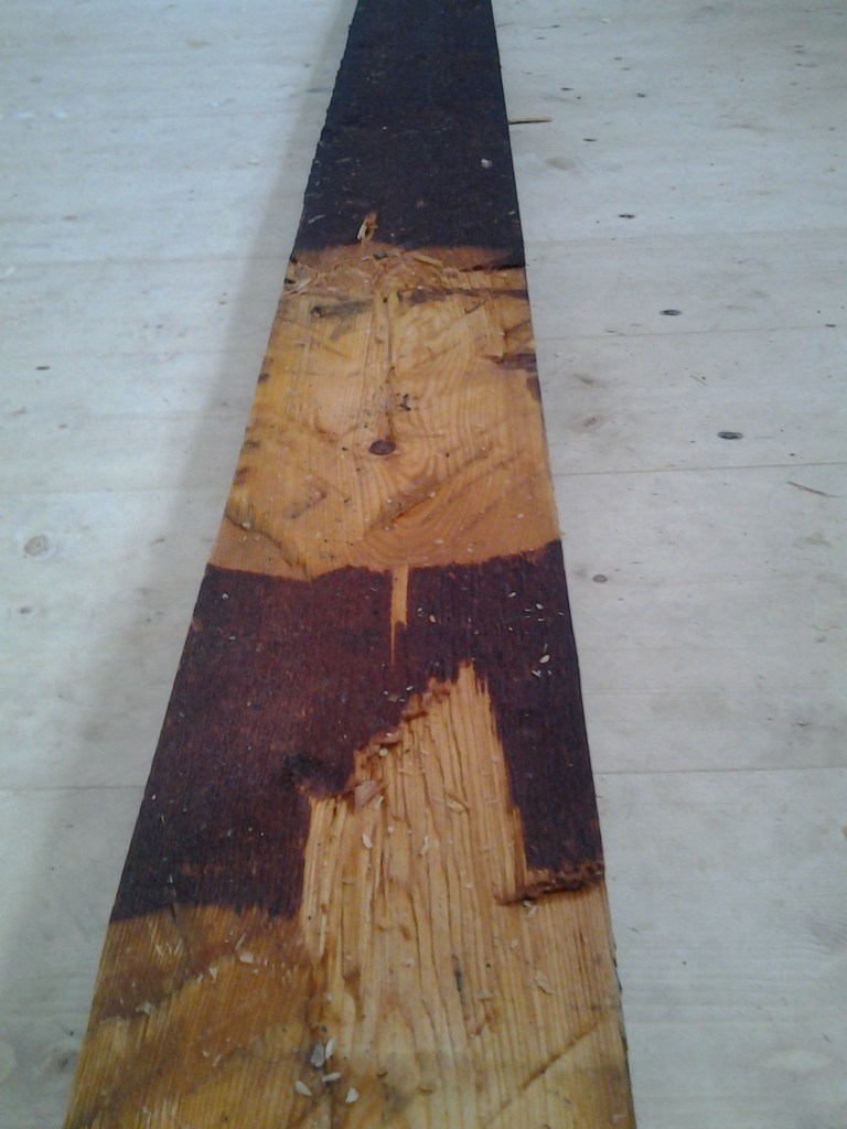 Eg (Roald) tillet meg å illustrere posten din med eit bilete som ikkje er frå Bestefarboka og såleis kan knytast direkte til teksten. Likevel viser det eit golvbord som har tydelege spor etter badstutørking, truleg slik det er forklart i teksten. Huset det stammar frå er frå andre halvdel av 1800-talet og står i Verdalsåsen vest for Gjøvik. Både tid og stad passar ganske godt med teksten. Dei mørke partia har farge frå røyken i badstua og dei lyse partia er området som er justert med øks etter tørkinga. Foto: Hans Andreas H. Lien 