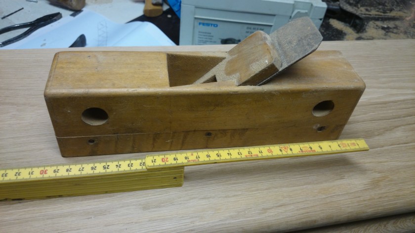 Dekklisthøvelen frå sida. Høvelen ser ut til å ha vore utstyrt med handtak som på ein okshøvel. Foto: Pierre Bosson