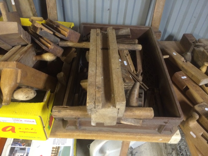 Nok ein okshøvel med påspikra lister for å fungere som skottokse. Denne har også ei ekstra list som gjer opninga i sålen smalare. Kanskje det kan vere til eit anna bruksområde enn skottbenk? Foto: Karl-Magnus Melin