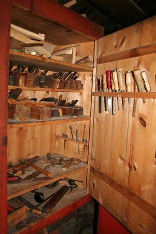 Eit av bileta frå auksjonen på Nereng. Skapet med snikkarverktøy ser veldig spennande ut for meg som er interessert i kva verktøy snikkarane hadde og brukte tidlegare. Foto: Ola Rye