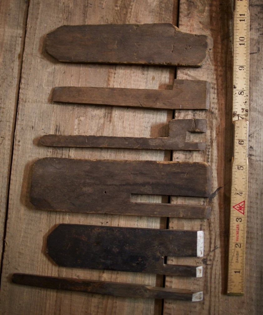 Tremalar til høvelstål frå smia på Nereng. Dei 4 øvste er tremalar til høvelstål og dei to nedste er stål frå høvlane frå Nereng. Foto: Roald Renmælmo
