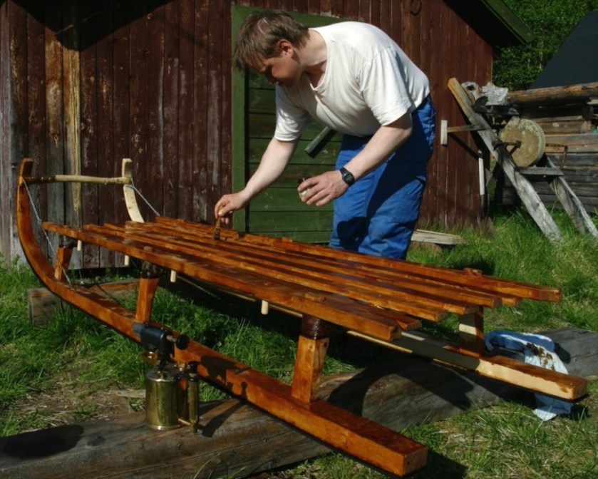 Reinsleden er bygd av Johan Beddari i Pasvik. Eg penslar på rein tjære på treverket som er bjørk. Foto: Siv Holmin