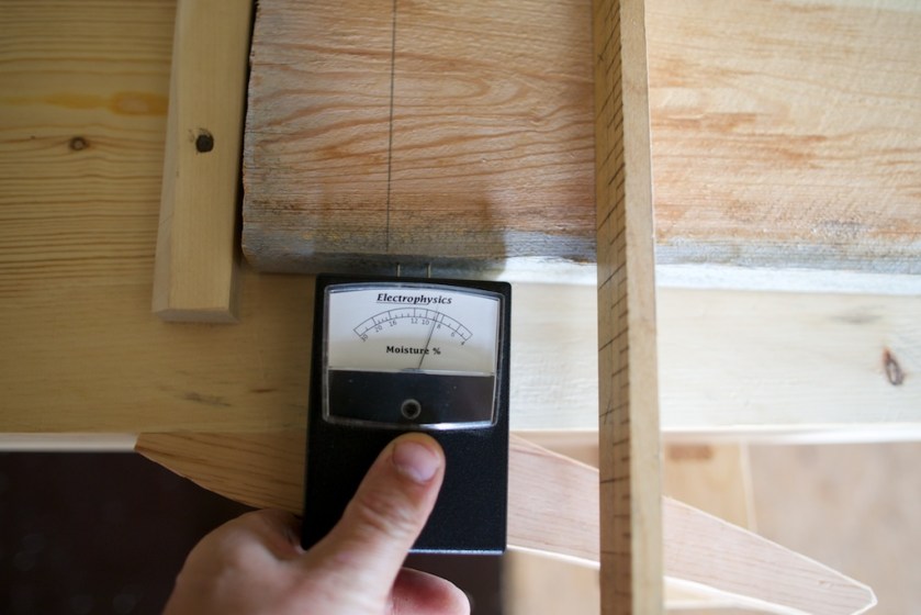 Fuktmålaren viser i overkant av 8,5% fukt i borda. Det er ganske jamn fuktprosent på geitved og alved når borda er så tørre. Foto: Roald Renmælmo