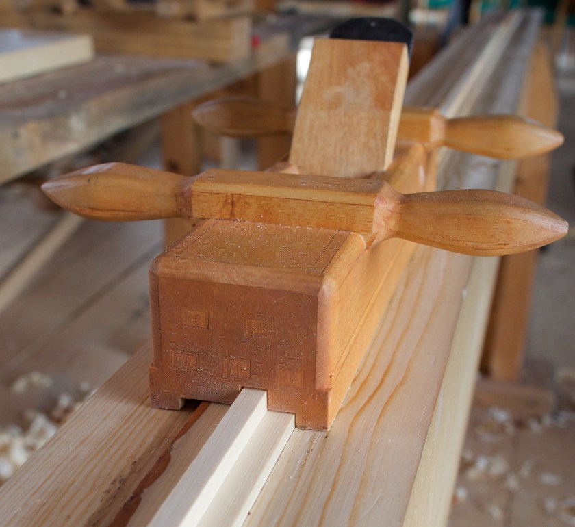 Vi brukte to ulike sett med ploghøvlar til golvbord og panel. Dei nyaste golvplogane mine vart brukt til pløying av golvborda som var 1 ½" tjukke. Her er fjørhøvelen. Foto: Roald Renmælmo