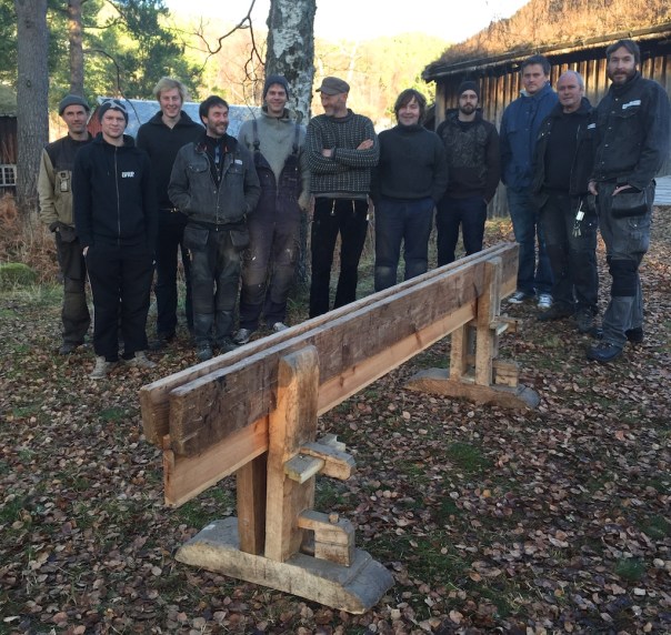 Deltakarane på eit kurs i høvelmaking på Romsdalsmuseet i Molde. Deltakarane er handverkarar i Møre og Romsdal fylke, dei fleste knytt til museer. Alle står framom den flotte skottbenken vertskapet på Romsdalsmuseet trylla fram frå eit av husa dei har lagra skottbenkar i. Skottbenken er ein av 3 benkar i samlinga på museet. Foto: Roald Renmælmo