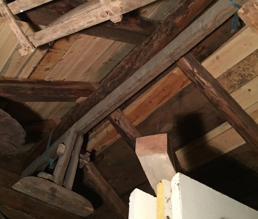 Under taket i lagerbygget som husa skottbenken heng det nok ein skottbenk. Denne vart ikkje tatt ut og fotografert i denne omgangen. Foto: Roald Renmælmo