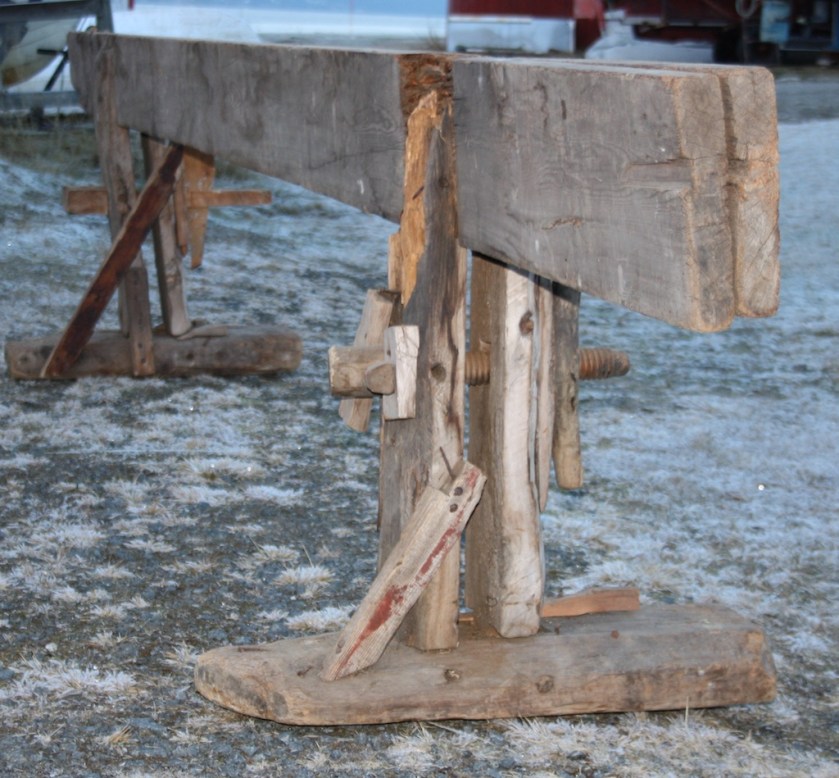 Skottbenken er tatt ut for fotografering. Langborda på benken er 4,63 cm lange og arbeidshøgda er 82 cm. Foto: Thor Larssen