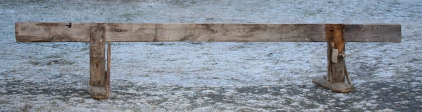 Skottbenken sett frå sida. Føtene er plassert etter noko som ser ut til å vere ei inndeling av langborda på 5. ⅕ av bordet stikk ut i kvar ende og ⅗ er mellom bukkane. Om dette er eit prinsipp som er brukt i praksis veit eg ikkje. Foto: Thor Larssen