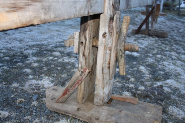 Den eine foten har ein treskruve med diameter på kring 2" til stramming. Skruen er låst med kloss i den faste foten. Den faste foten er støtta av eit kort skråband. Foto: Thor Larssen