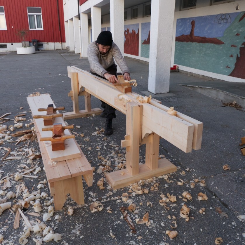 Einar Strand i Nord-Trøndelag fylkeskommune har i lang tid hatt planar om å snikre ein skottbenk for å bli med i Norsk Skottbenk Union. Når eg skulle kome for å demonstrere høvling fekk han fart på saken og fekk ferdig sin skottbenk i dag. Foto: Roald Renmælmo