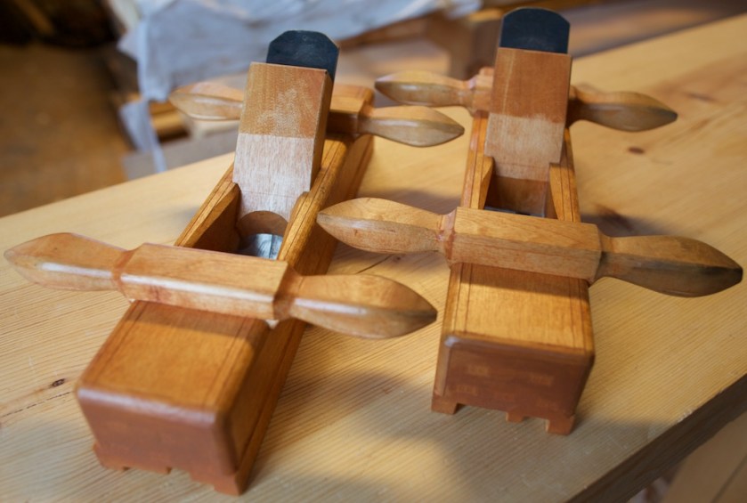 Dei ferdige og prøvekjørte golvplogane vart først gnidd inn med kokt linolje som fekk tørke eit døgn. Så vart dei gnidd inn med ein fargeferniss med pigment. Først eitt strøk med eitt døgn tørking, så eitt strøk til og tørking. Her har dei fått eitt nytt strøk etter å ha vore i bruk i fleire månader. Foto: Roald Renmælmo