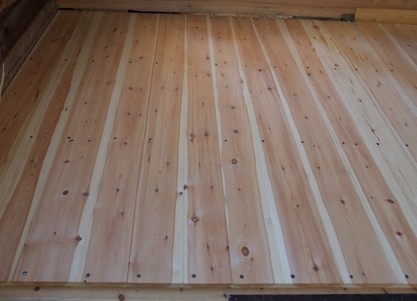 Golvborda er spikra med synleg smidd spikar. Spikaren er smidd av Mabäcker byggnadssmide i Dalsland i Sverige. Foto: Roald Renmælmo