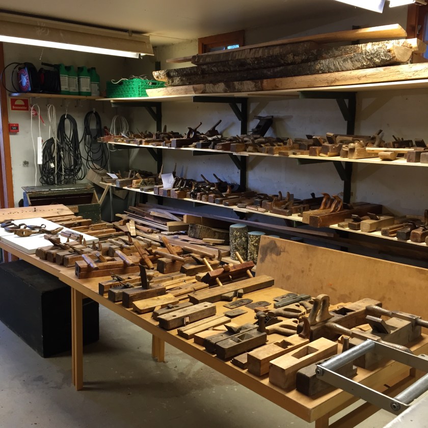 Noko av høvelsamlinga til Romsdalsmuseet var samla i verkstaden i samband med kurs i høvelmaking. Her er samla mykje spennande. Foto: Roald Renmælmo