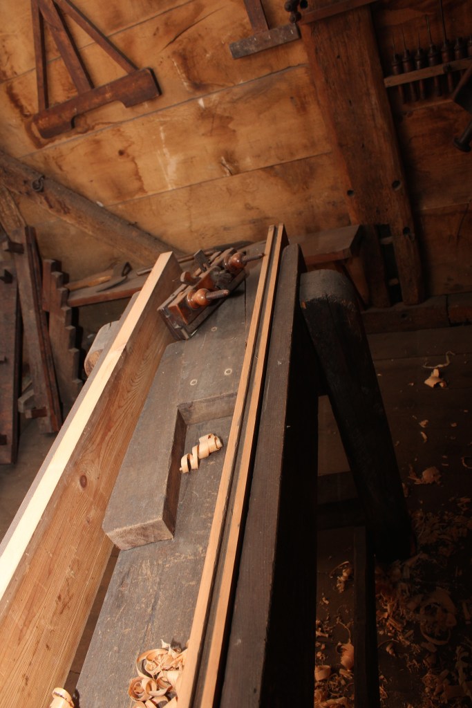 Fastspenningen av bordene skjer med en kile som drives inn mellom den faste klossen midt i benken. 