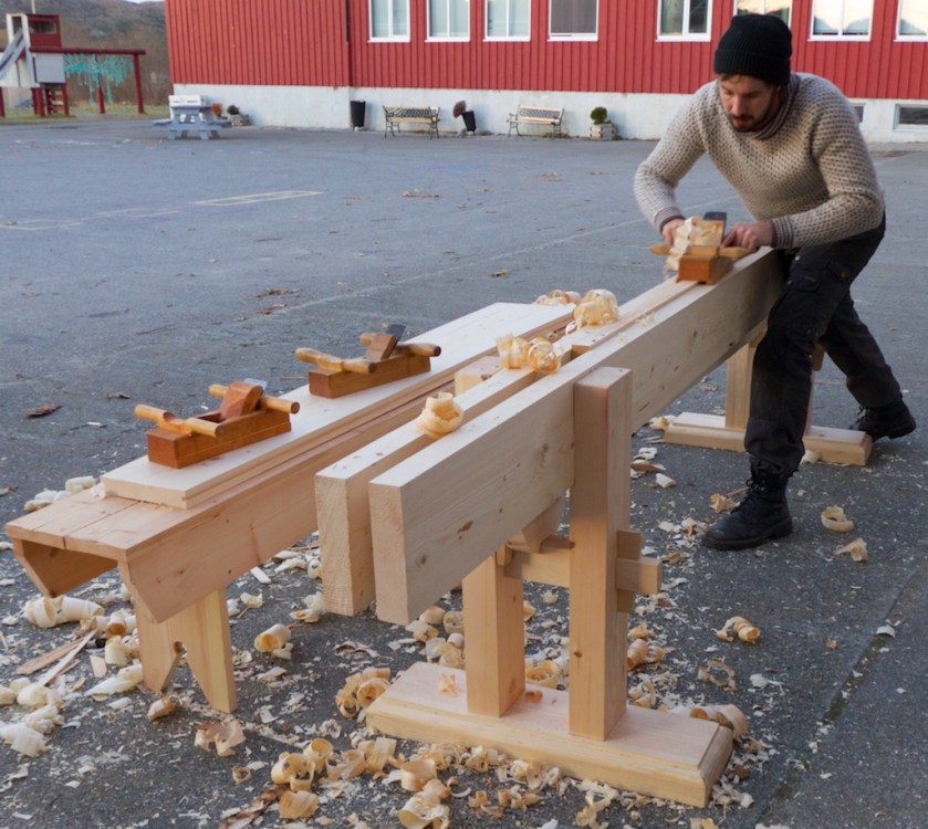 Einar Strand høvlar på sin nylaga skottbenk. Den låge benken til venstre er for å høvle flask på borda før kanthøvling. Foto: Roald Renmælmo