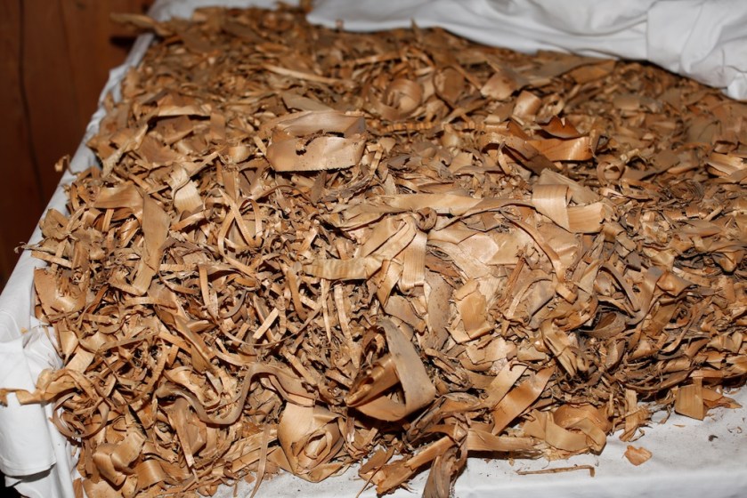 Det er ulike typar høvelspon som er brukt. Her kan ein sjå spon både etter gropoksen og slettoksen, tjukke og tynne spon. Her er også spon etter skottokse og etter pløying av golvbord med ploghøvlar. Tjukna på spona er eit resultat av kor grovt snikkaren har justert tanna på høvelen. Her kan vi få inntrykk av korleis arbeidet med høvlinga har vore. Kor tungt har det vore å dra høvelen?  Kor mange drag måtte snikkaren høvle for å pløye borda. Foto: Roald Renmælmo