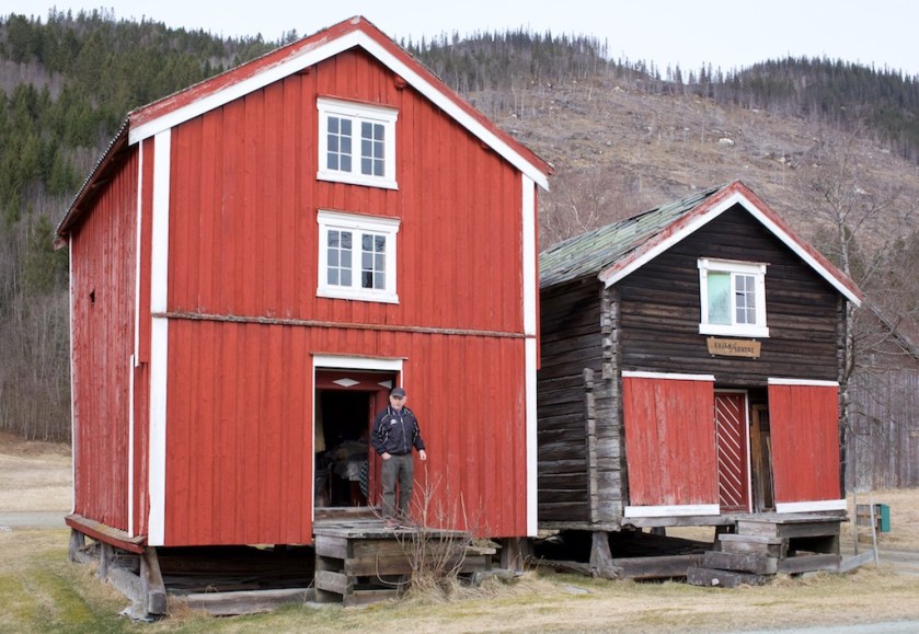 Dei to stabbura på Evjen i Melhus. Peder Evjen står på trappa på det største stabburet. Foto: Roald Renmælmo