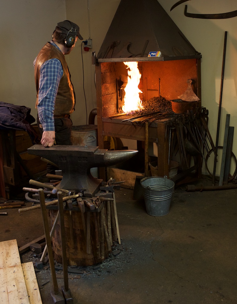 Mattias har fleire smier som er innreidd på forskjellig vis. Dette er den nyaste og det er nok her han arbeider til vanleg. Foto: Roald Renmælmo