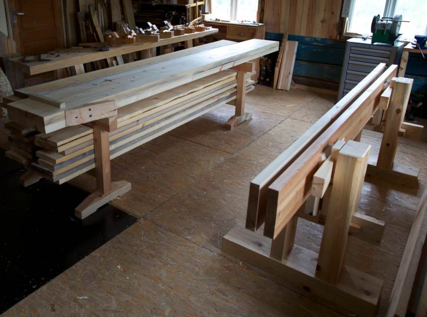 Skottbenken og høvelbenken eg nytta til høvling av golvborda. Foto: Roald Renmælmo