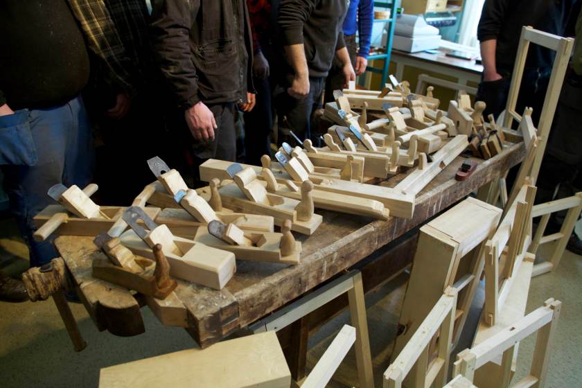Den første heimeoppgåva var å lage ein høvel basert på tradisjonelle lokale høvlar. Her er høvlar som studentane har laga som heimeoppgåve. Foto: Roald Renmælmo