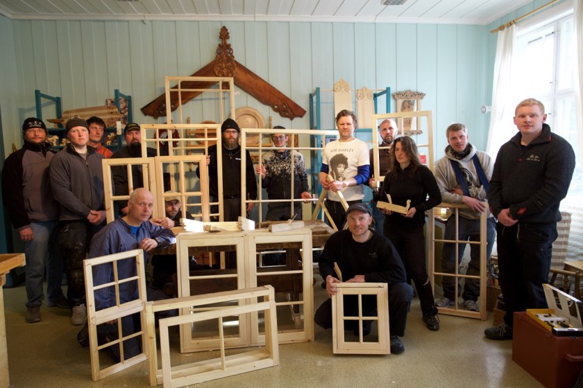 Studentane på EVU bygningsvern i Oppland med vindauga dei har snikra som heimeoppgåve. Foto: Roald Renmælmo