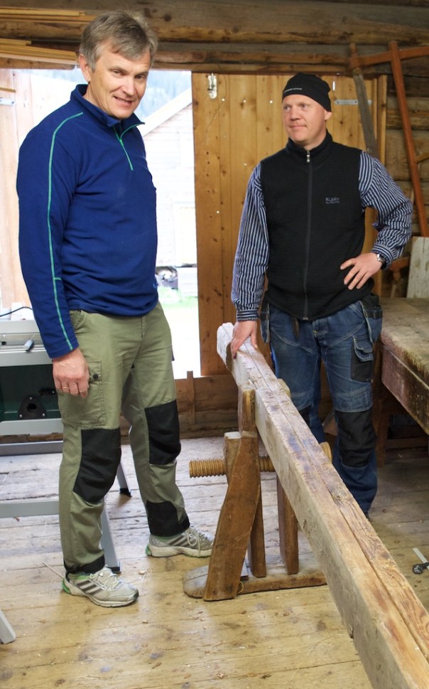 Oddbjørn Syrstad (tv) er eigar av denne flotte skottbenken. Thor Aage Heiberg (th) er ein av utsendingane til Norsk Skottbenk Union. Foto: Roald Renmælmo